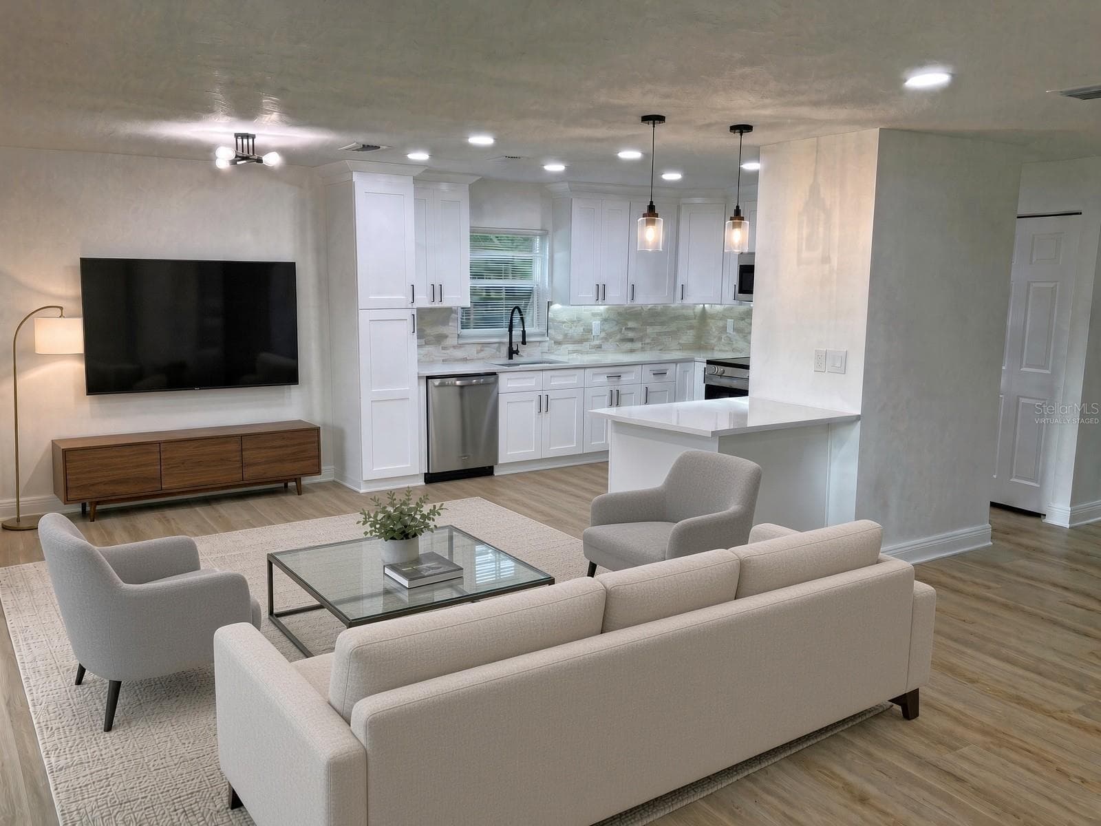 Virtually Staged - 110 EVELYN CT, OLDSMAR