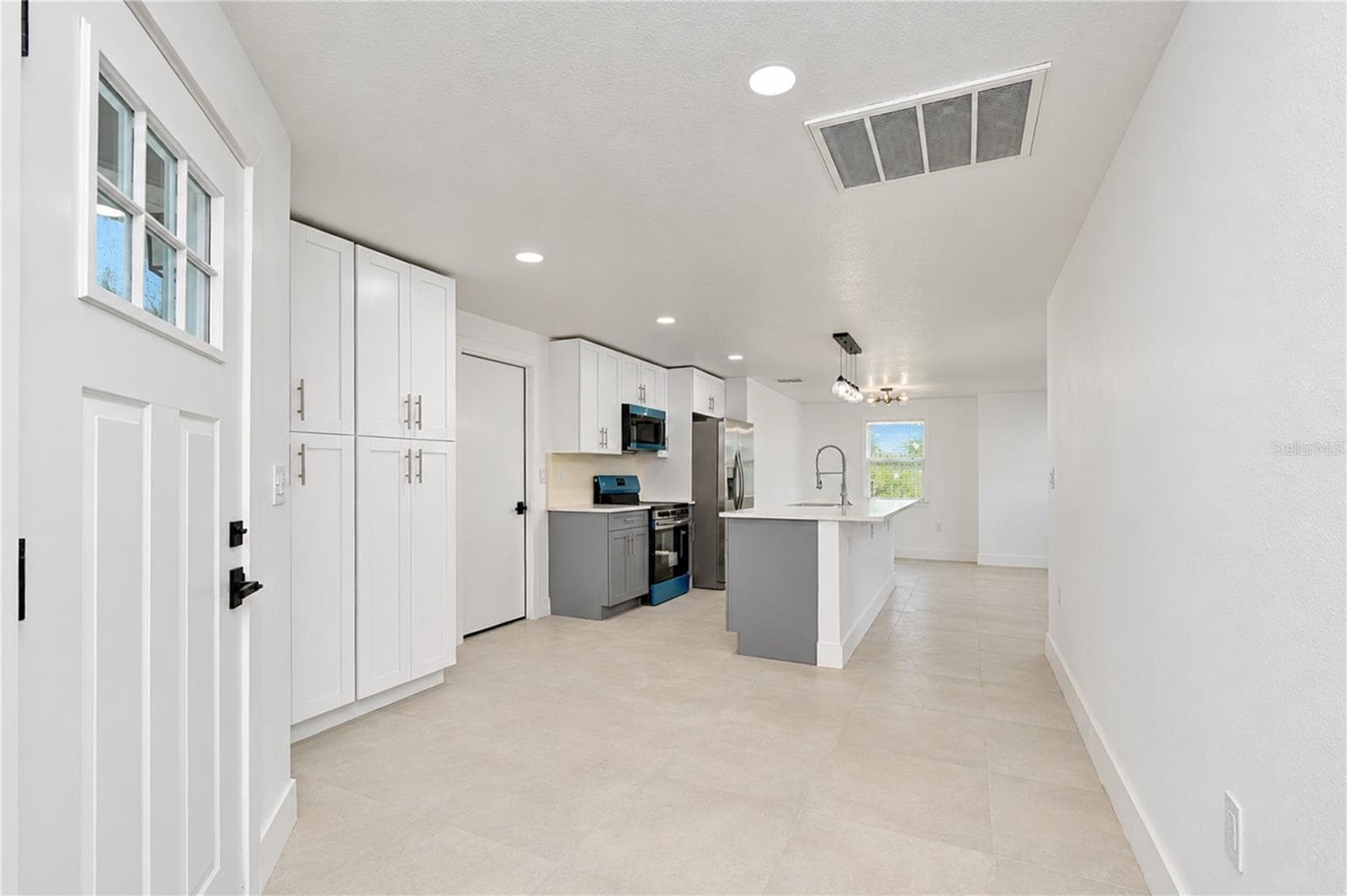 Single Family Residence at 404 LAKEVIEW DR, OLDSMAR, photo 15 of 56