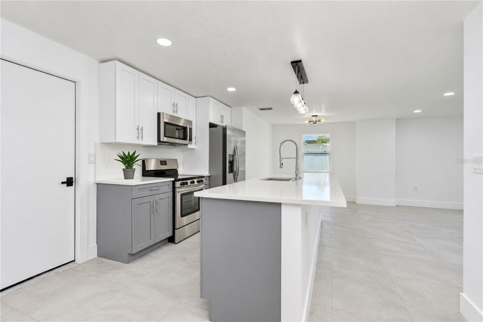 Single Family Residence at 404 LAKEVIEW DR, OLDSMAR, photo 16 of 56