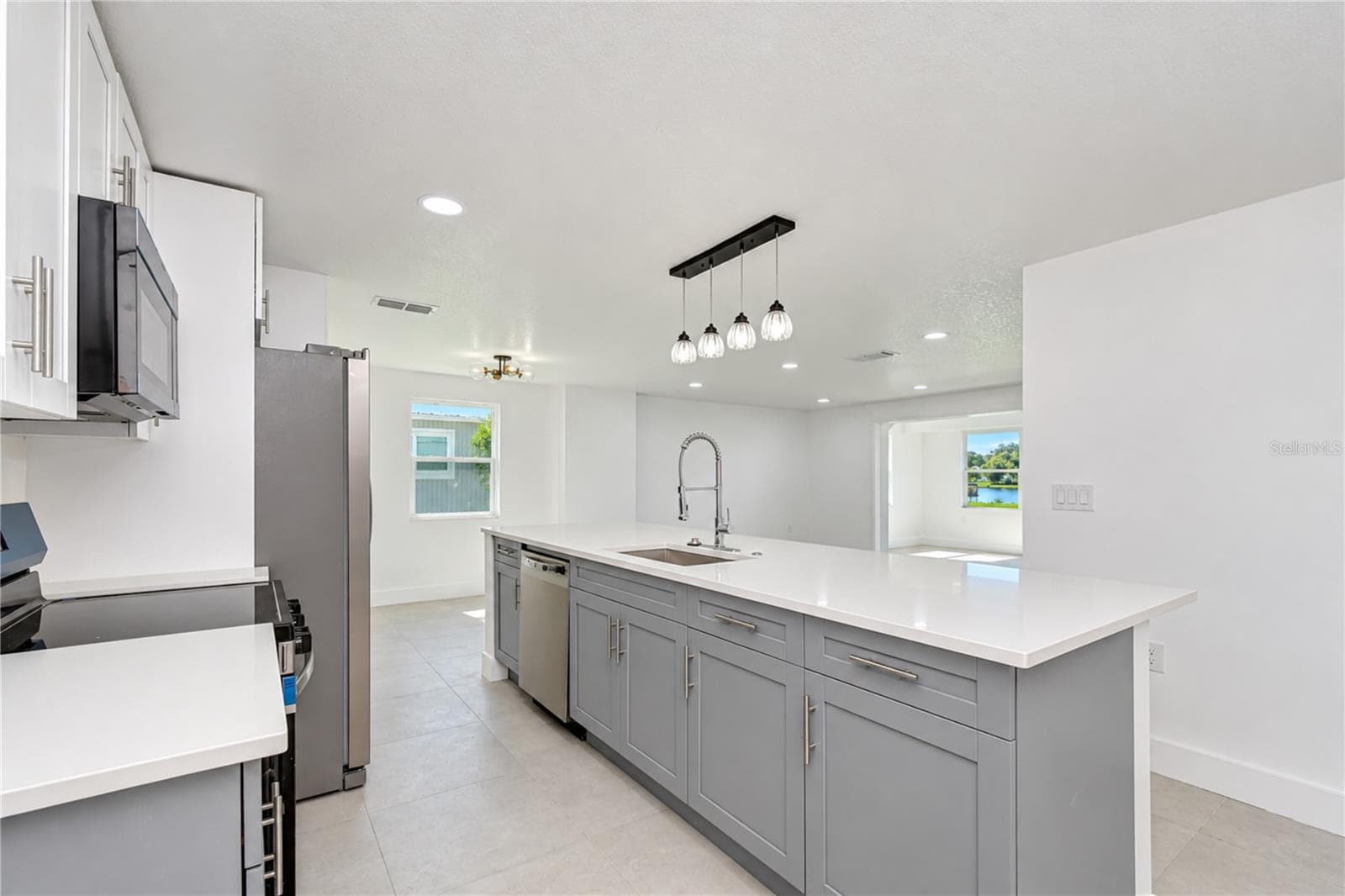 Single Family Residence at 404 LAKEVIEW DR, OLDSMAR, photo 17 of 56