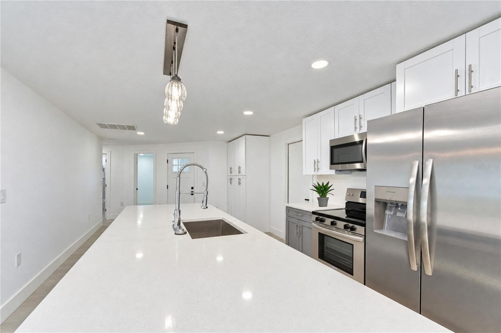 Single Family Residence at 404 LAKEVIEW DR, OLDSMAR, photo 18 of 56