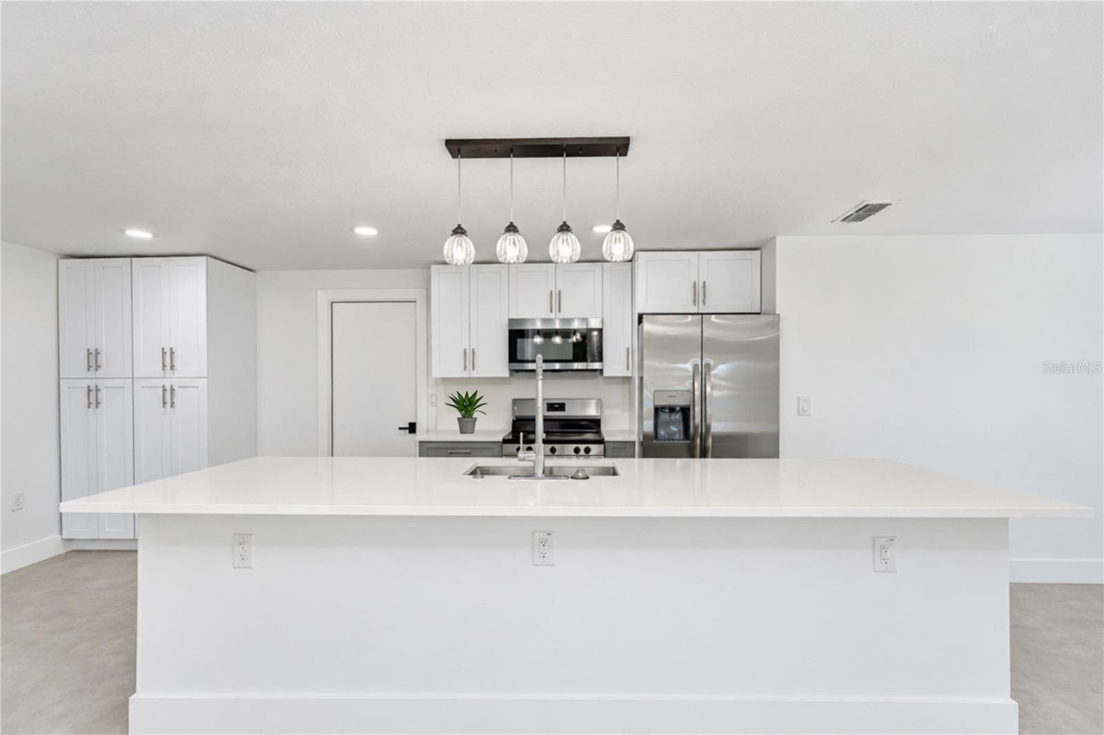 Single Family Residence at 404 LAKEVIEW DR, OLDSMAR, photo 19 of 56