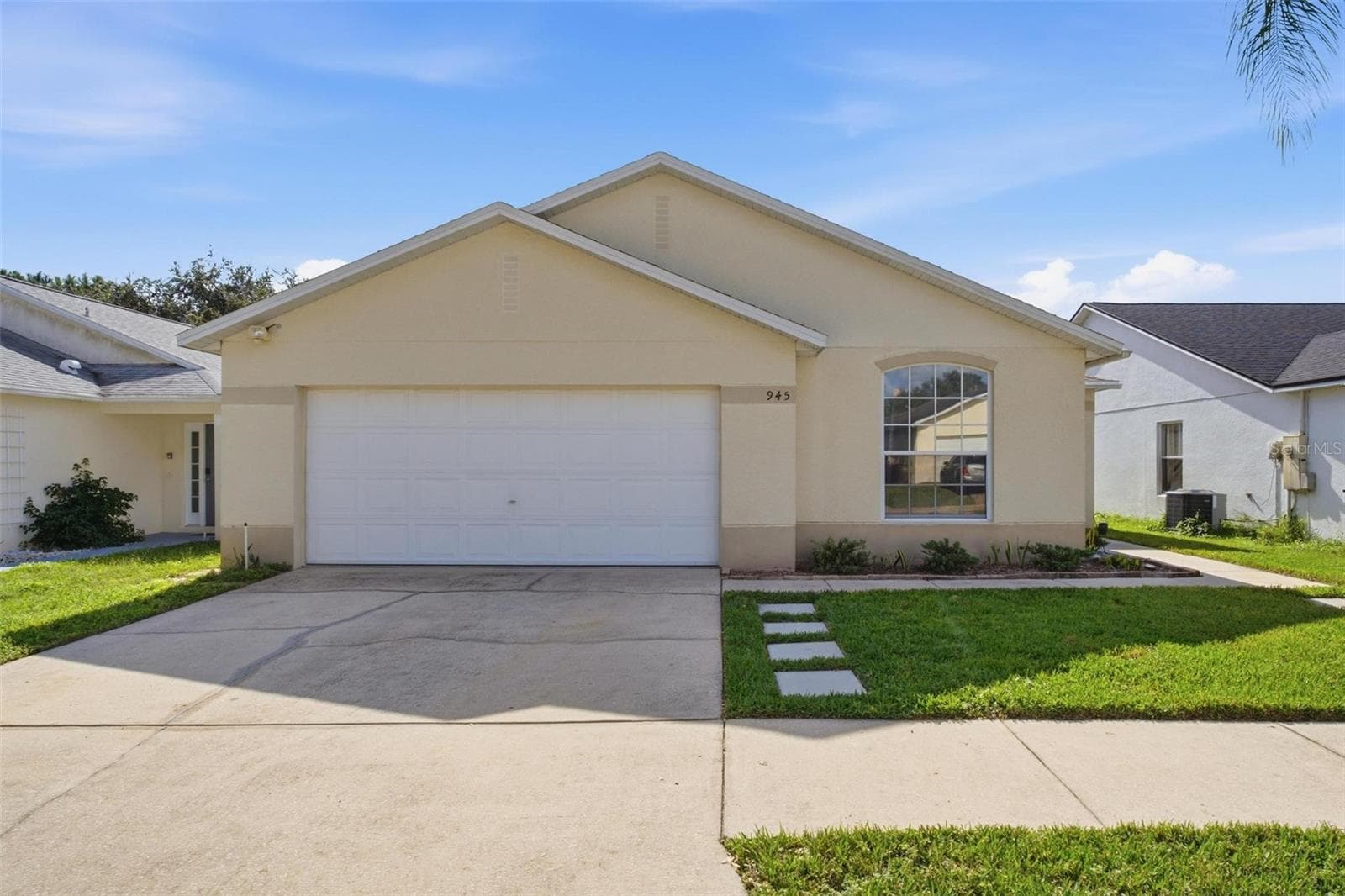 Single Family Residence at 945 CLEAR CREEK CIR, CLERMONT, photo 2 of 44
