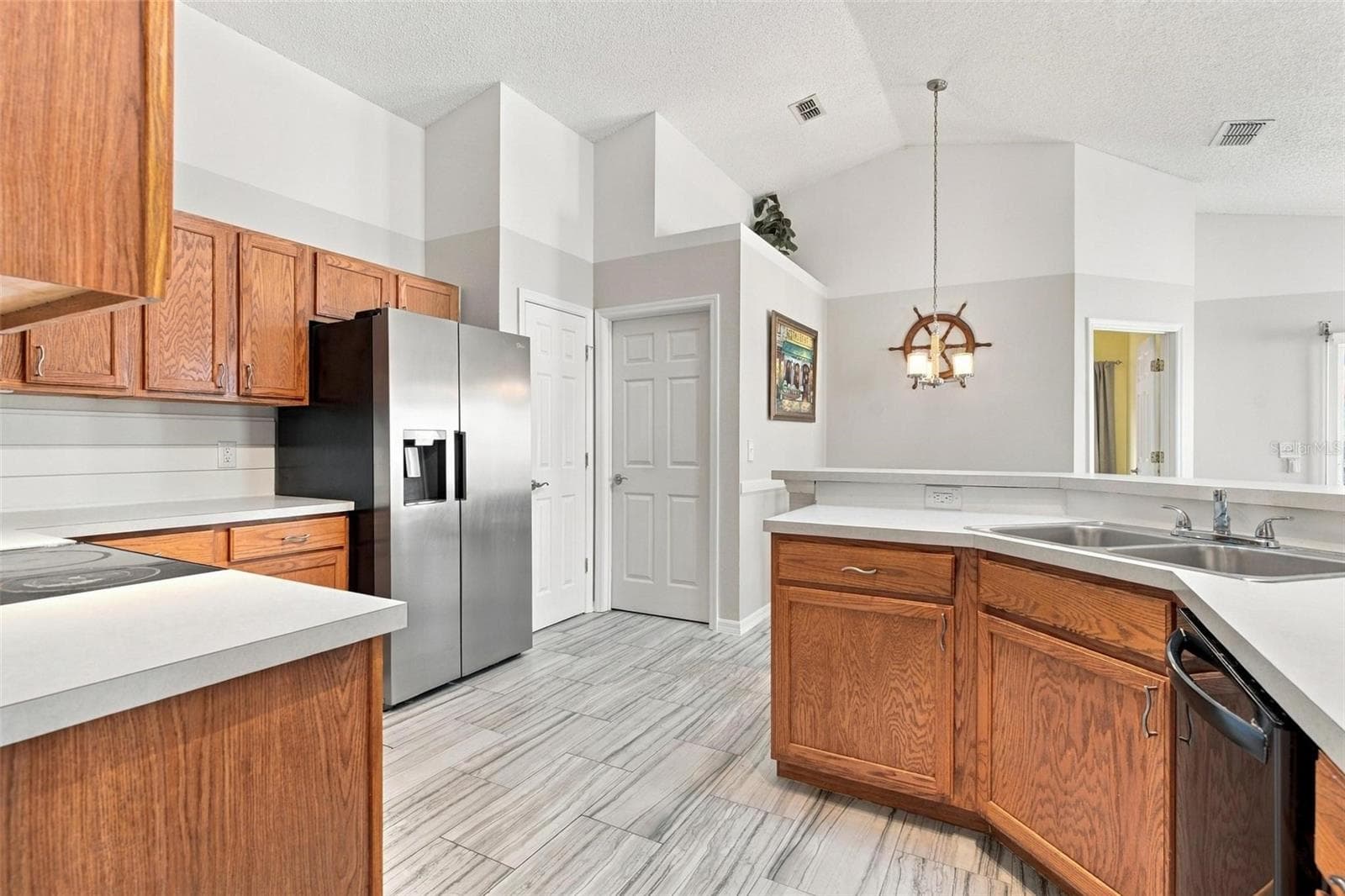 Kitchen with High Ceilings - 945 CLEAR CREEK CIR, CLERMONT