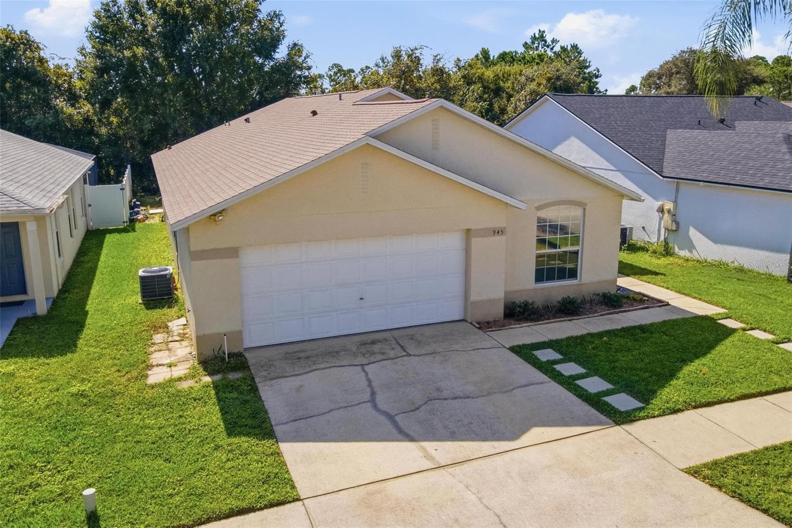 Front Side of Home - 945 CLEAR CREEK CIR, CLERMONT