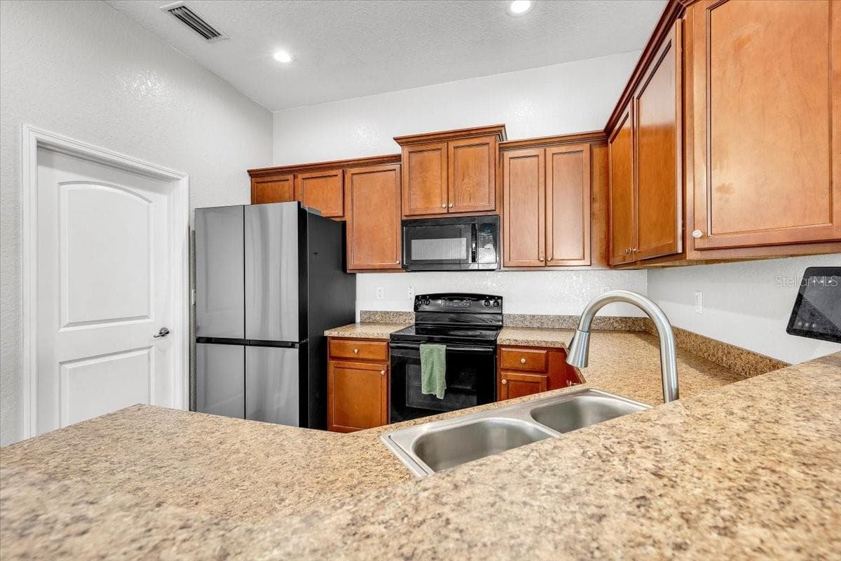 Single Family Residence at 10912 KIRKWALL PORT DR, WIMAUMA, photo 8 of 41