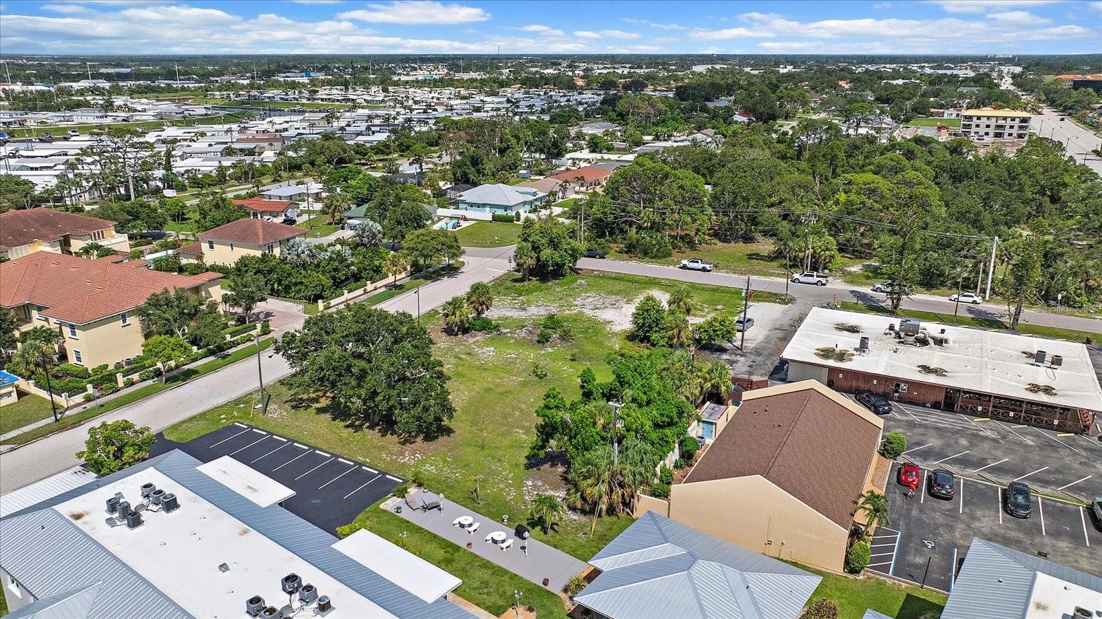 Aerial view of the lot overlooking the surrounding residential neighborhood - 648 GUILD DR, VENICE