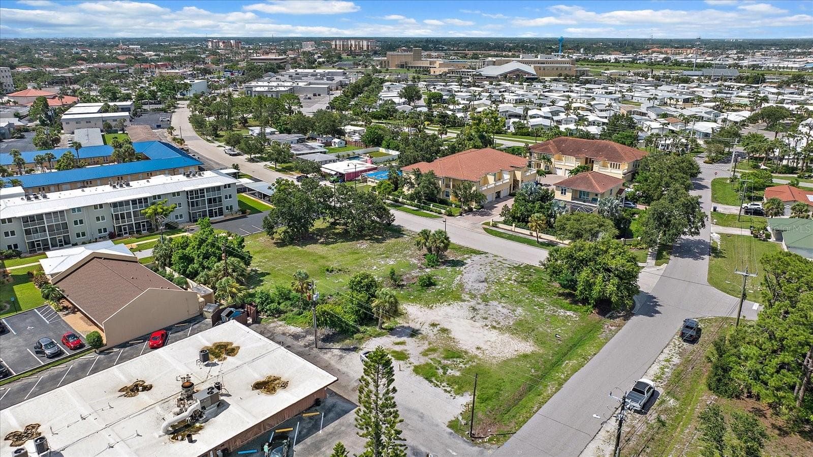 Aerial view of the lot with downtown skyline in the distance - 648 GUILD DR, VENICE