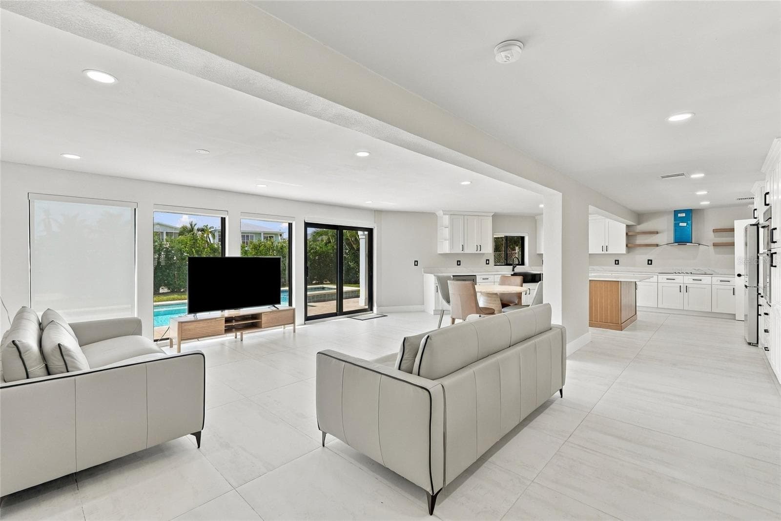 Single Family Residence at 556 JOHNS PASS AVE, MADEIRA BEACH, photo 20 of 44