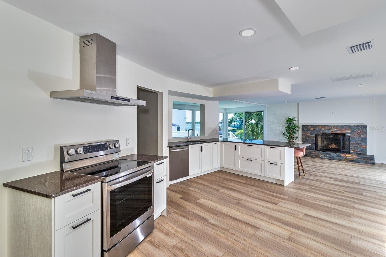 Single Family Residence at 451 PALM IS NE, CLEARWATER BEACH, photo 10 of 39