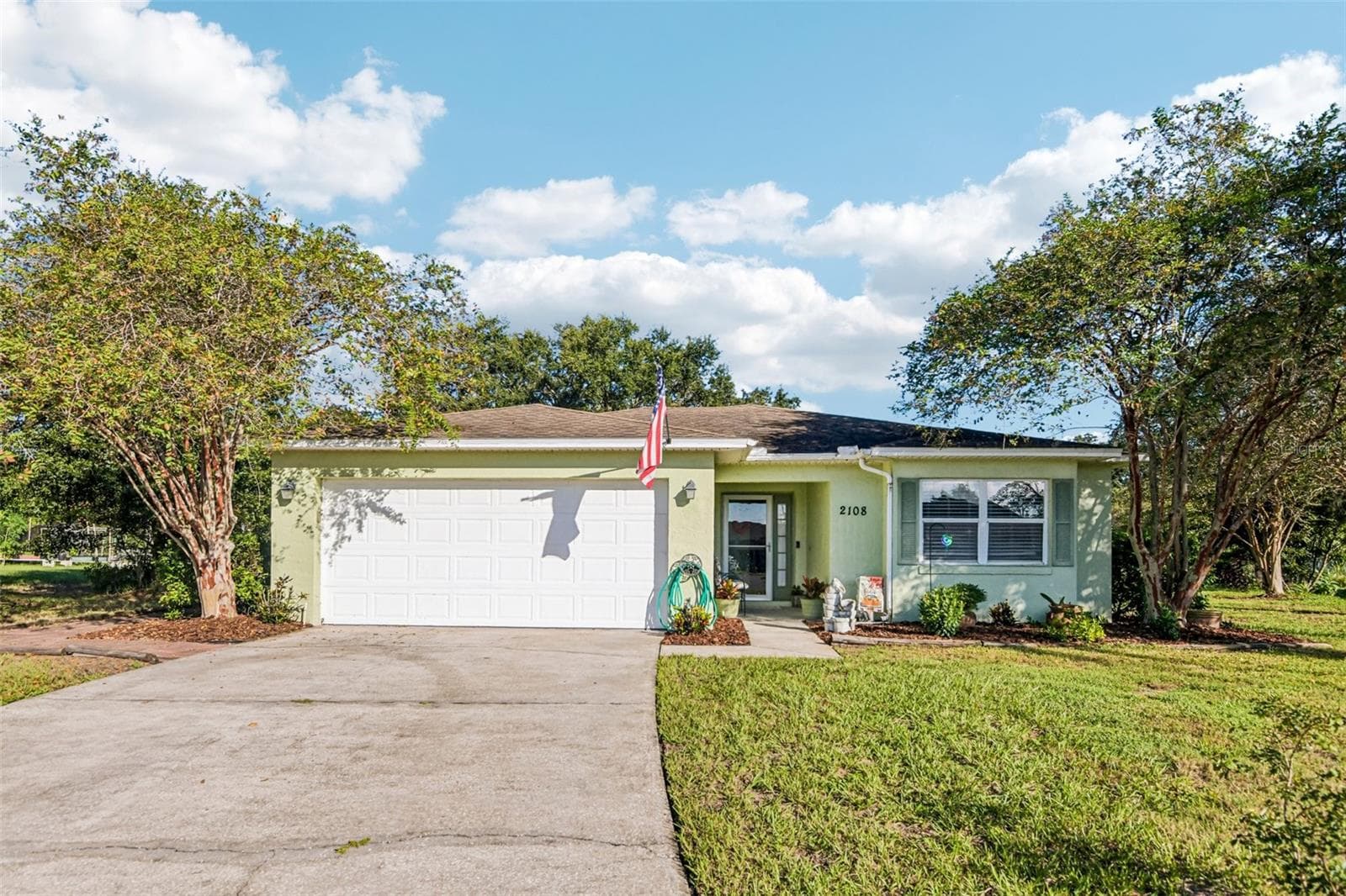 Single Family Residence at 2108 GLEN HEIGHTS PL, LAKELAND, photo 2 of 55