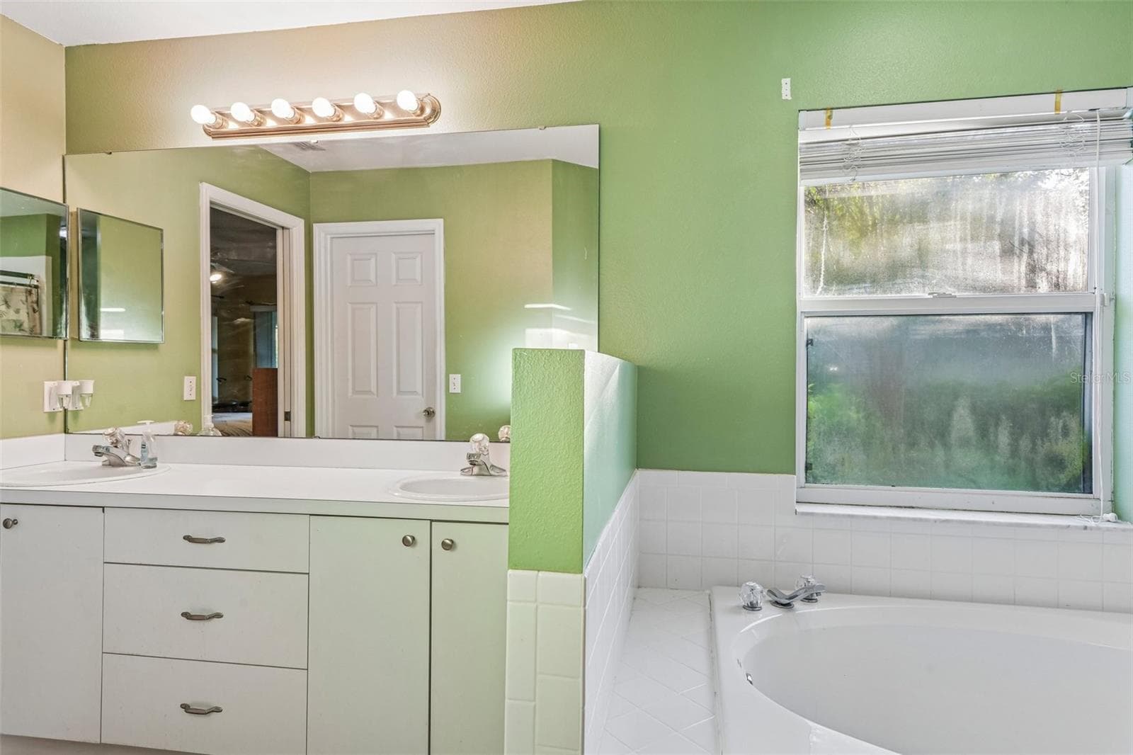 Single Family Residence at 2108 GLEN HEIGHTS PL, LAKELAND, photo 27 of 55