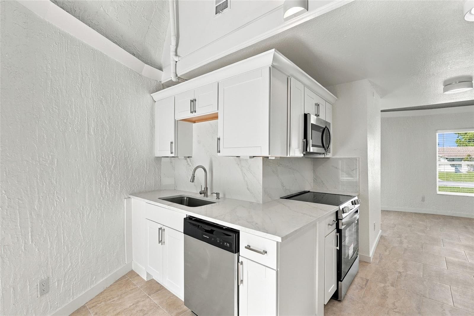 Single Family Residence at 2881 GENTIAN RD, VENICE, photo 11 of 31