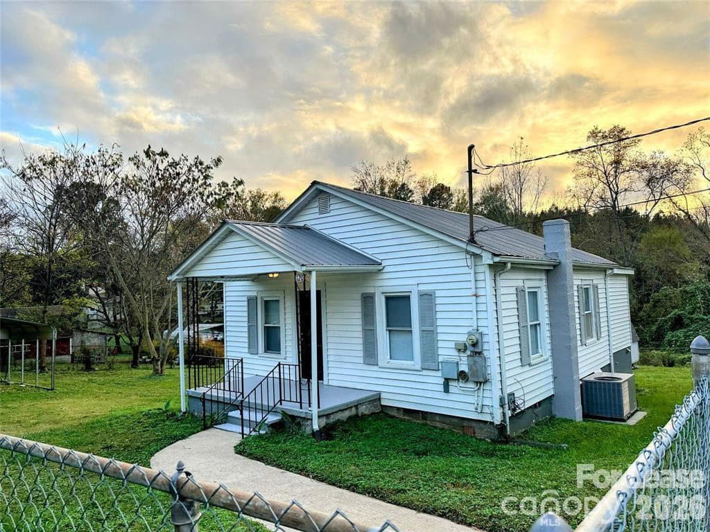 Single Family Residence at 120 Charlwood Drive, Gastonia, photo 2 of 13