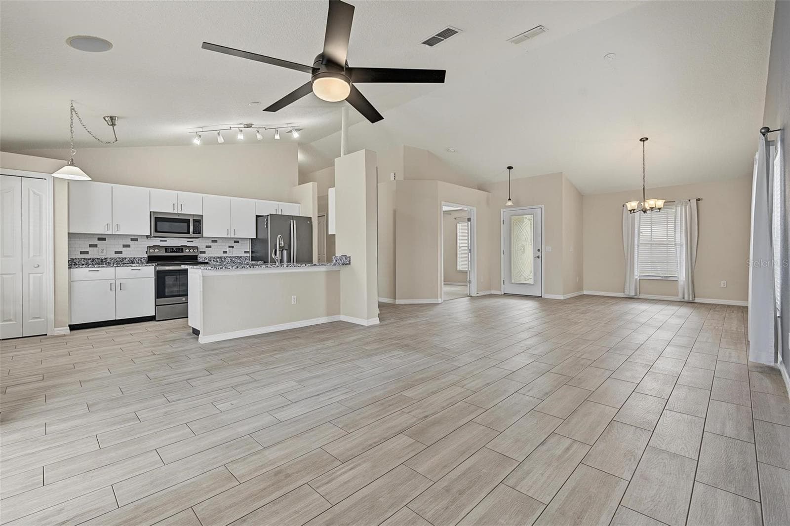 Single Family Residence at 5809 BLACK WALNUT CT, TAMPA, photo 4 of 31