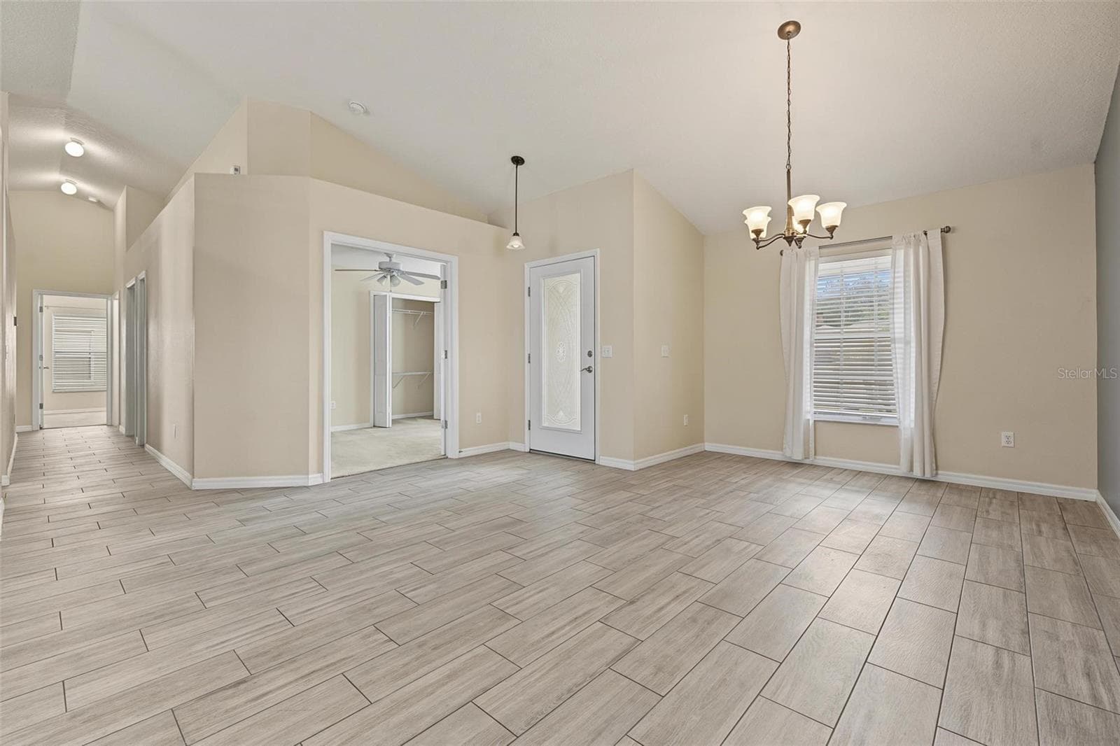 Single Family Residence at 5809 BLACK WALNUT CT, TAMPA, photo 7 of 31