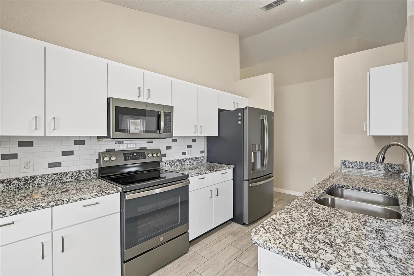 Single Family Residence at 5809 BLACK WALNUT CT, TAMPA, photo 8 of 31