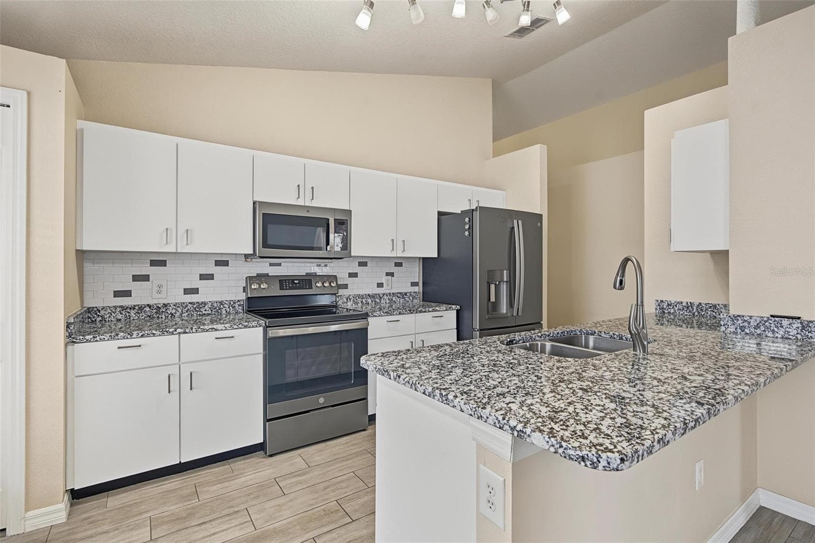 Single Family Residence at 5809 BLACK WALNUT CT, TAMPA, photo 9 of 31