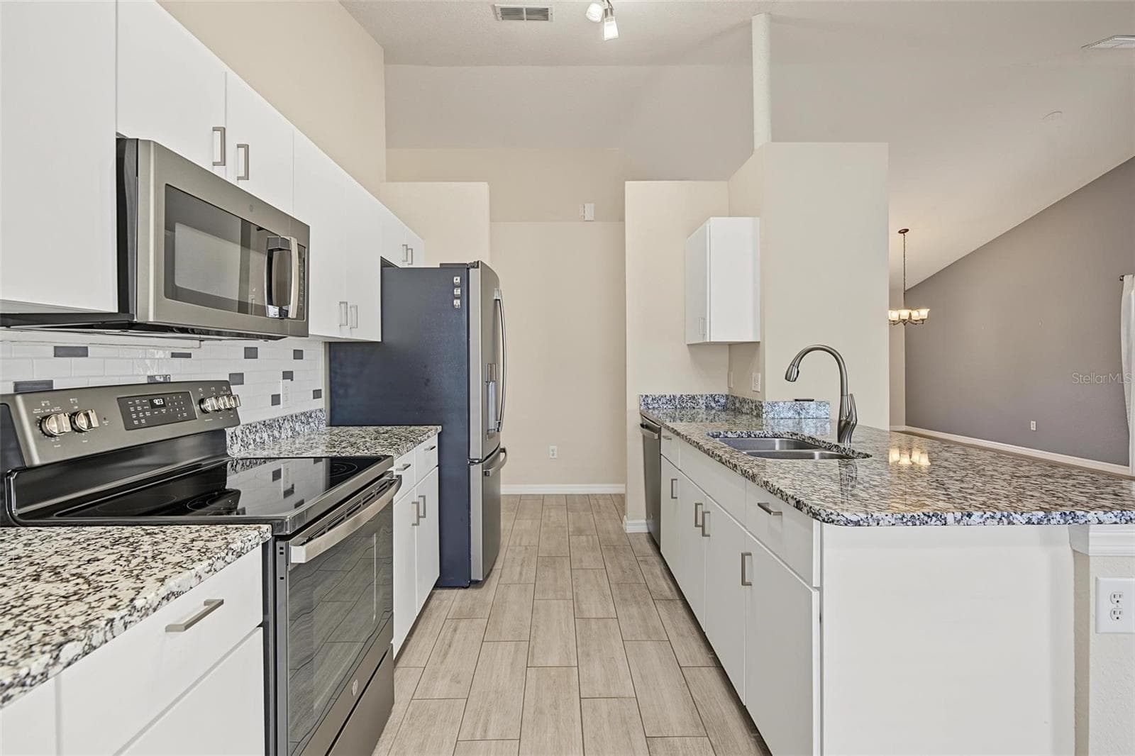 Single Family Residence at 5809 BLACK WALNUT CT, TAMPA, photo 10 of 31