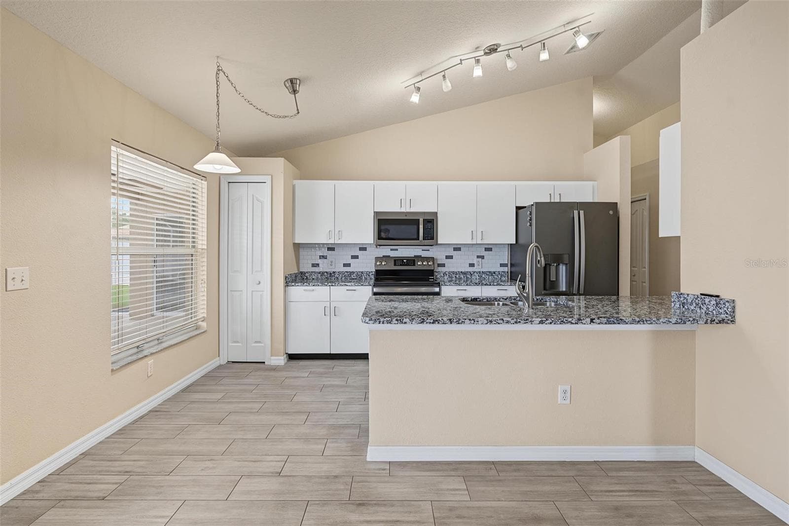 Single Family Residence at 5809 BLACK WALNUT CT, TAMPA, photo 11 of 31