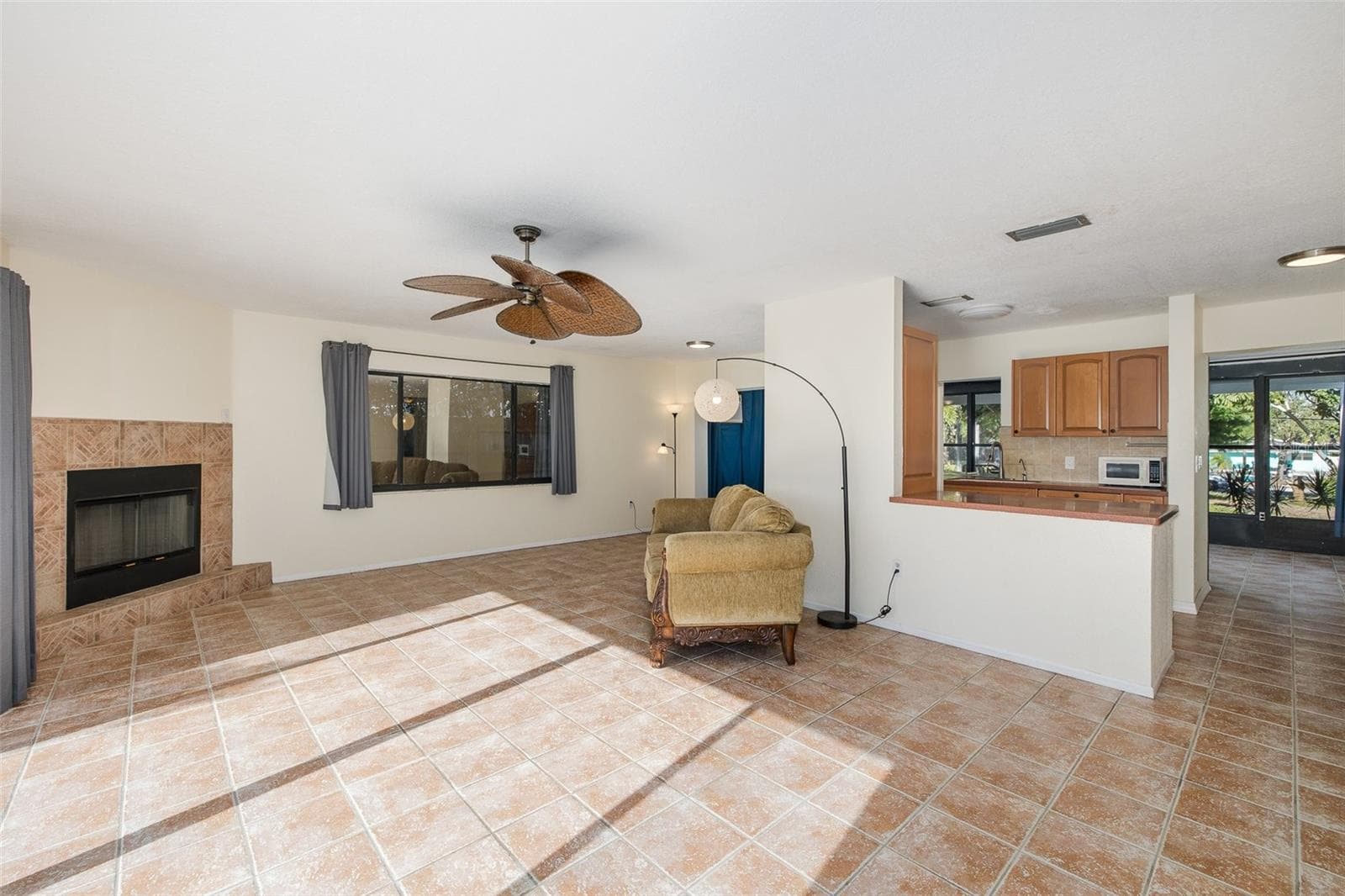 Single Family Residence at 3138 BLUFF BLVD, HOLIDAY, photo 18 of 83