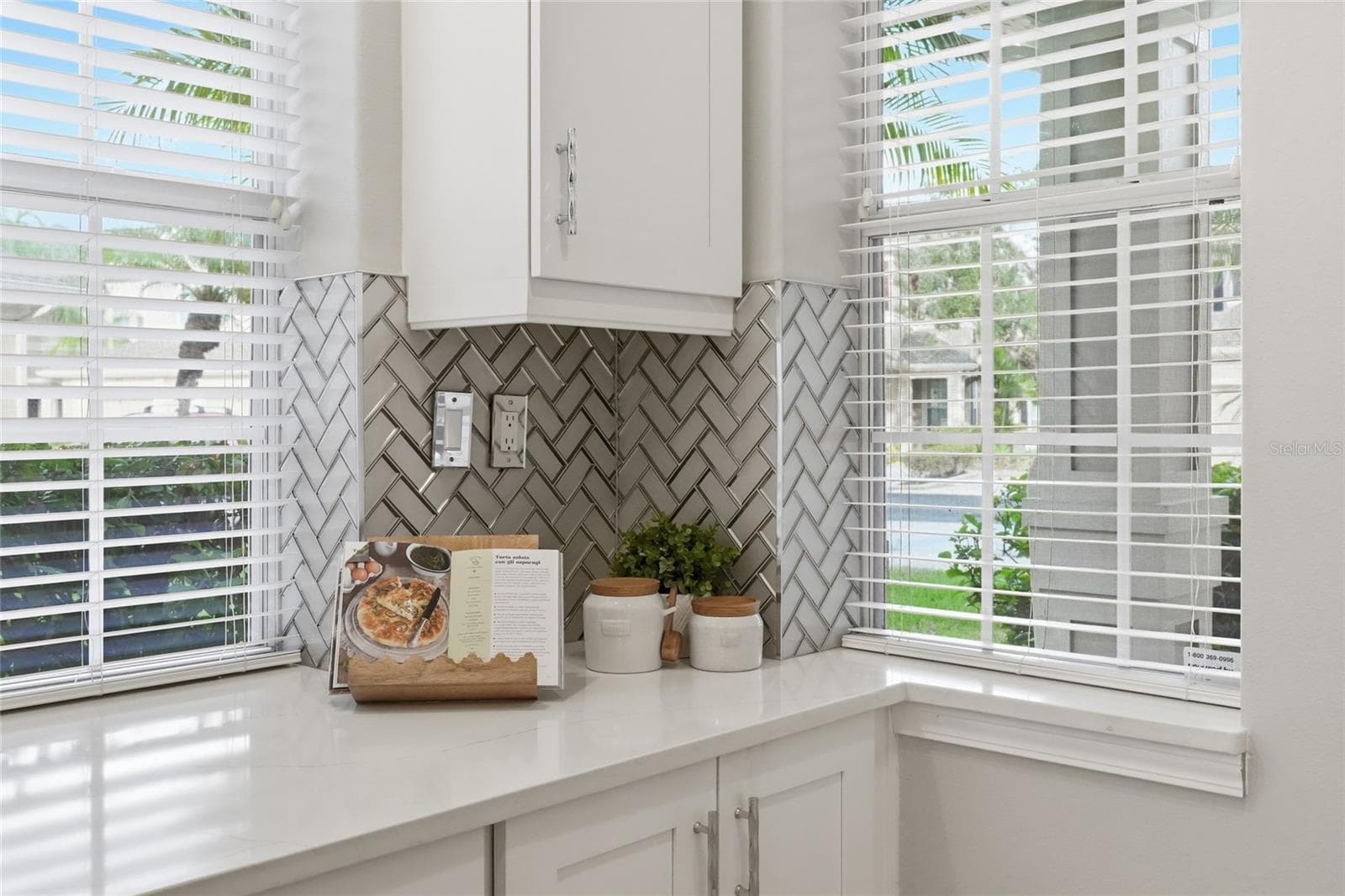 Coffee nook/bar/prep area adjacent to pantry - 7946 TYBEE CT, UNIVERSITY PARK