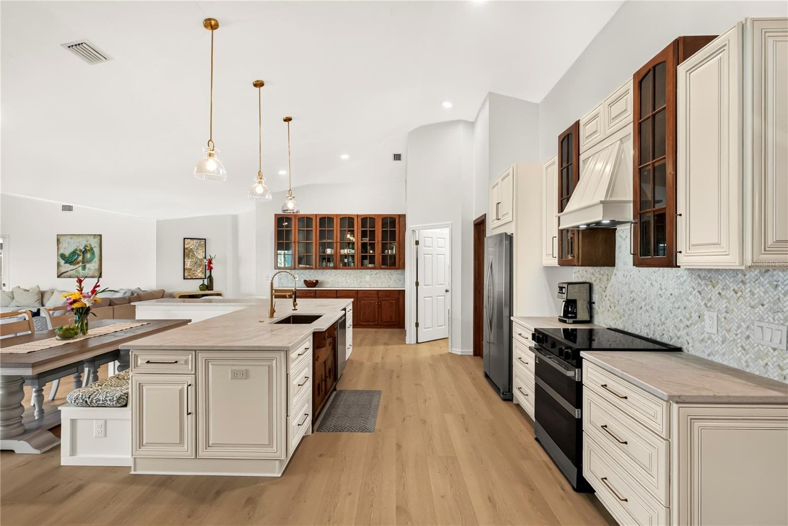 Kitchen - Long View - 3815 W BRAZILNUT RD, BEVERLY HILLS