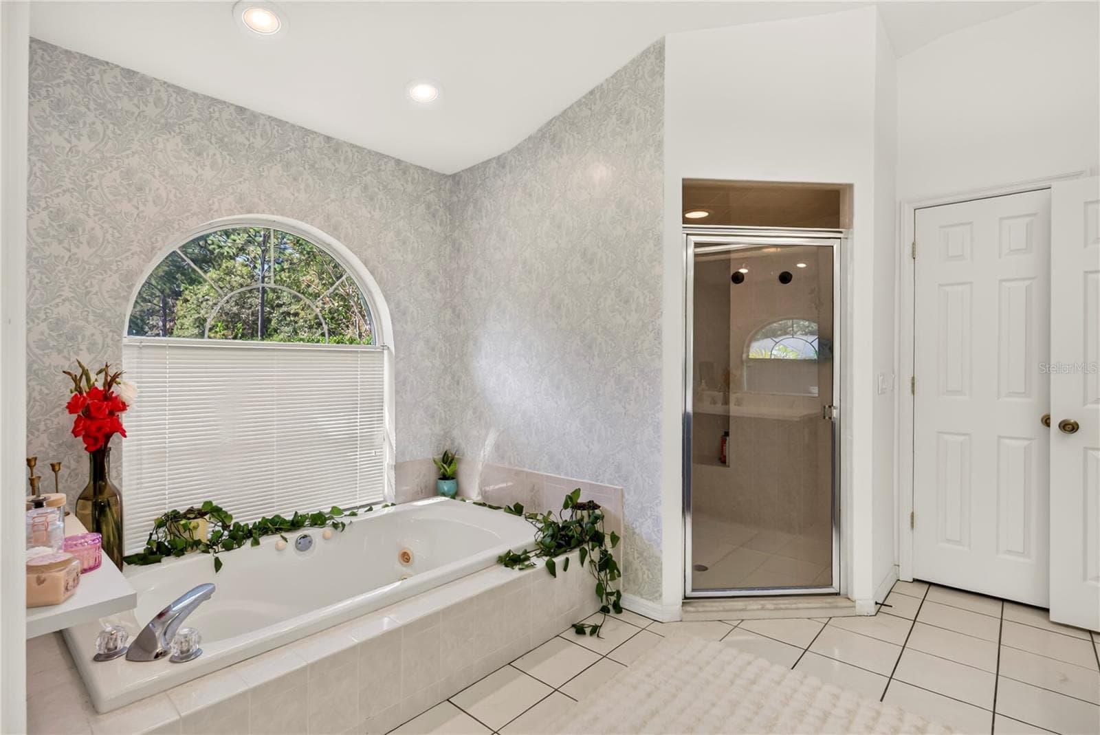Primary Bathroom Tub & Shower - 3815 W BRAZILNUT RD, BEVERLY HILLS