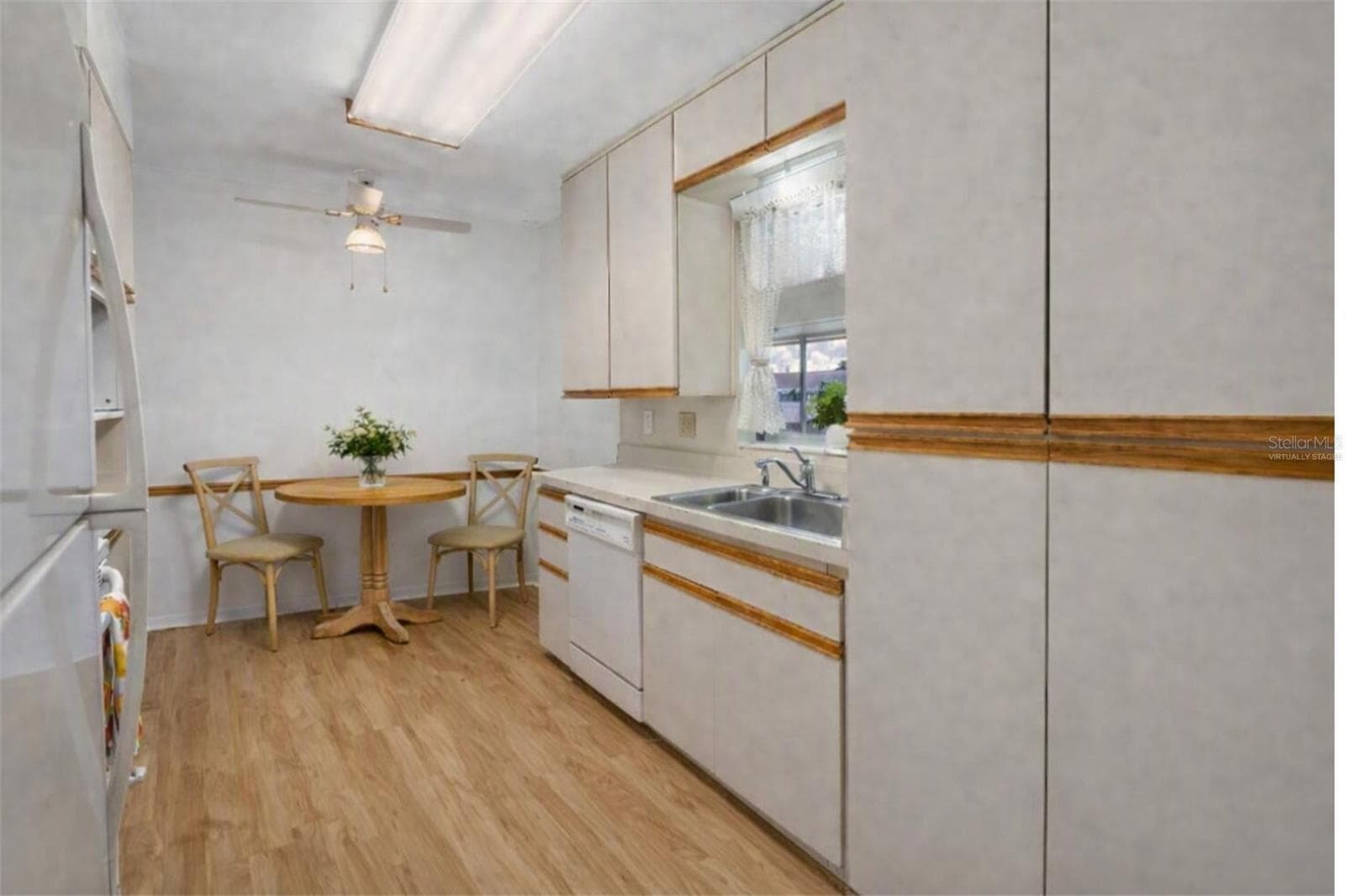 Virtually Staged - Cozy Eat in Kitchen area. - 11450 80TH AVE, SEMINOLE