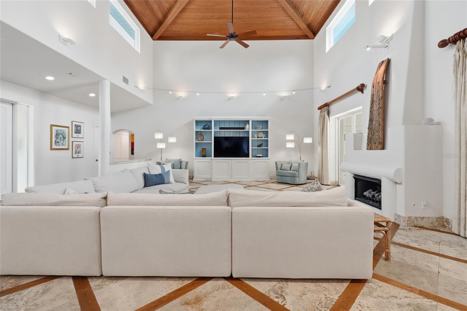 Great Room w/ 24 ft soaring ceilings - 4307 CAMINO REAL, SARASOTA