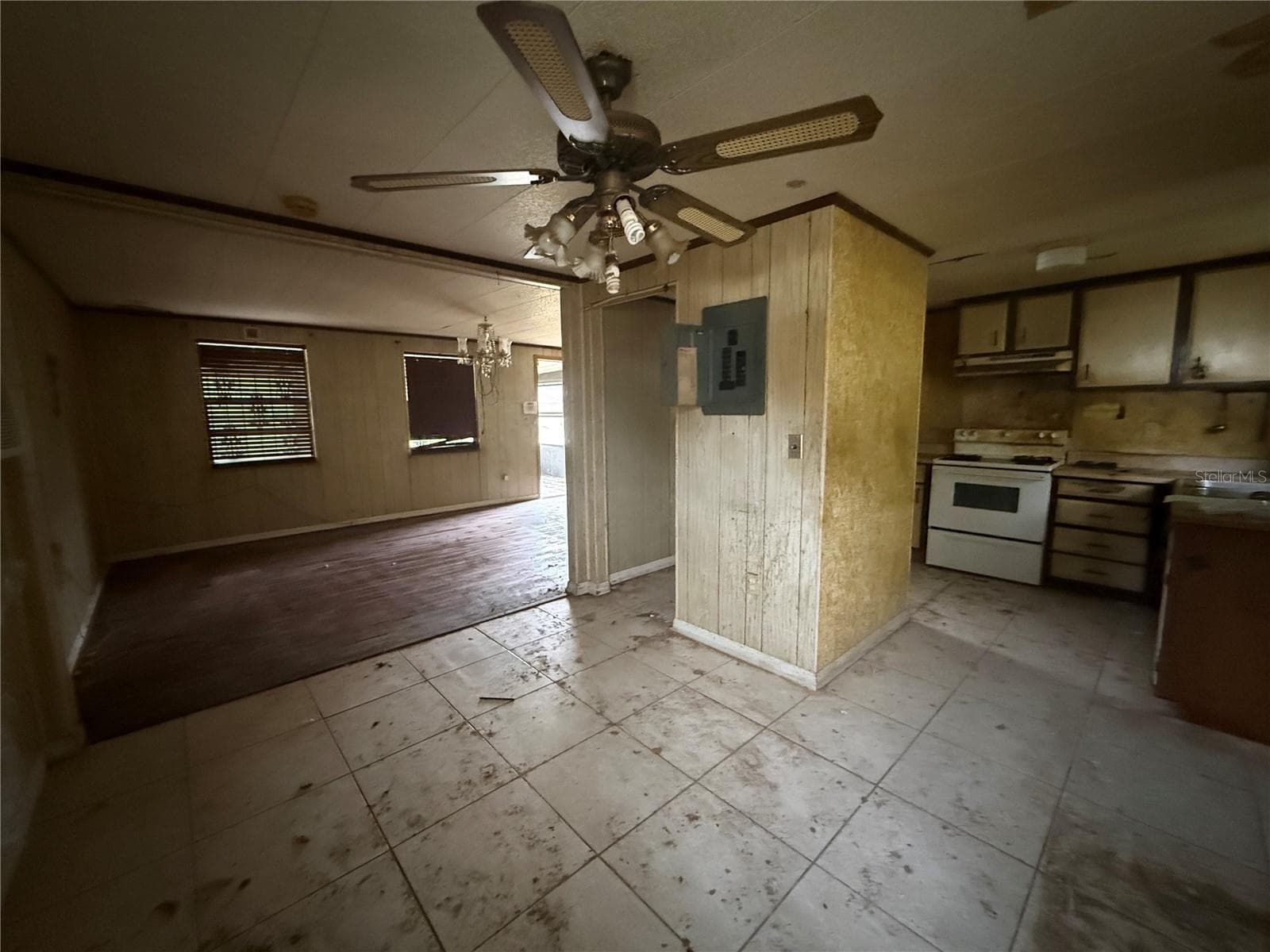 Dining/living/kitchen view - 817 SE PINE AVE, FORT MEADE
