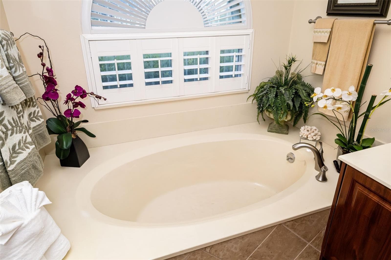 Single Family Residence at 9678 KNIGHTSBRIDGE CIR, SARASOTA, photo 32 of 57