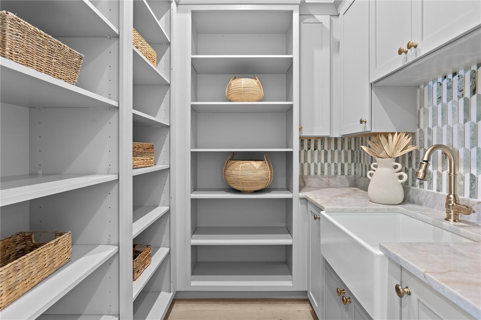 Pantry with farm sink - 5008 W DICKENS AVE, TAMPA