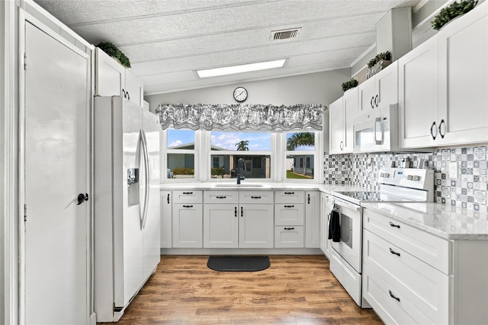 Manufactured Home at 809 VILLA DEL SOL DR, NORTH PORT, photo 5 of 33
