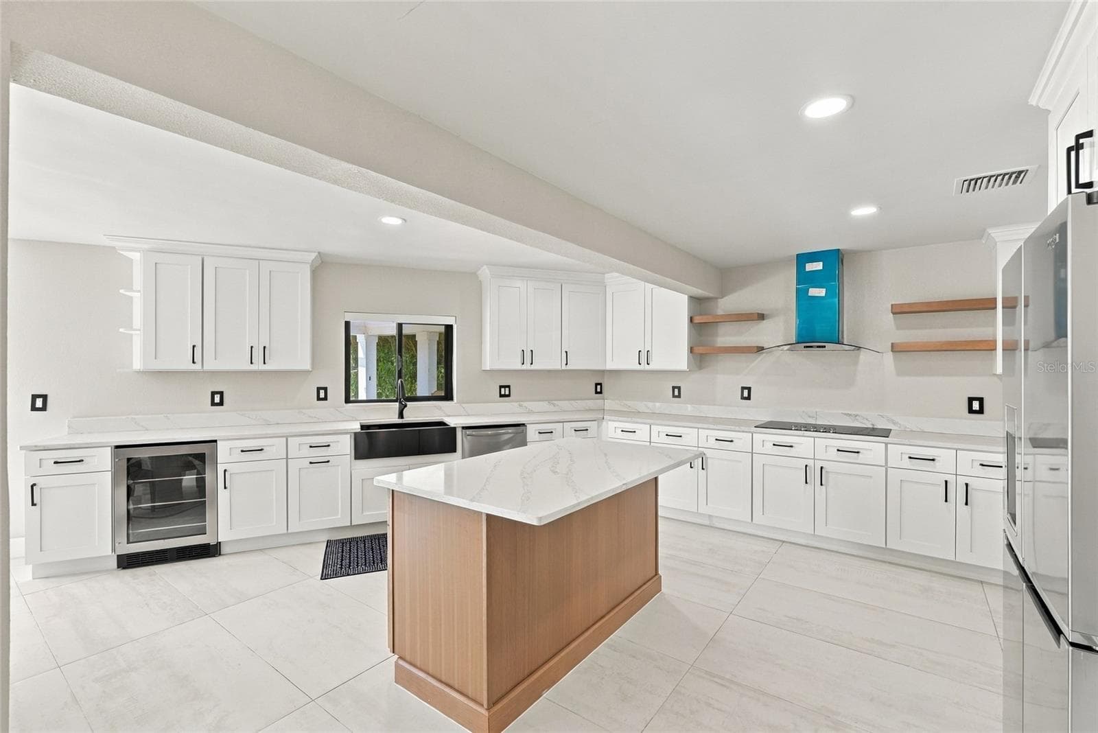 Single Family Residence at 556 JOHNS PASS AVE, MADEIRA BEACH, photo 14 of 44