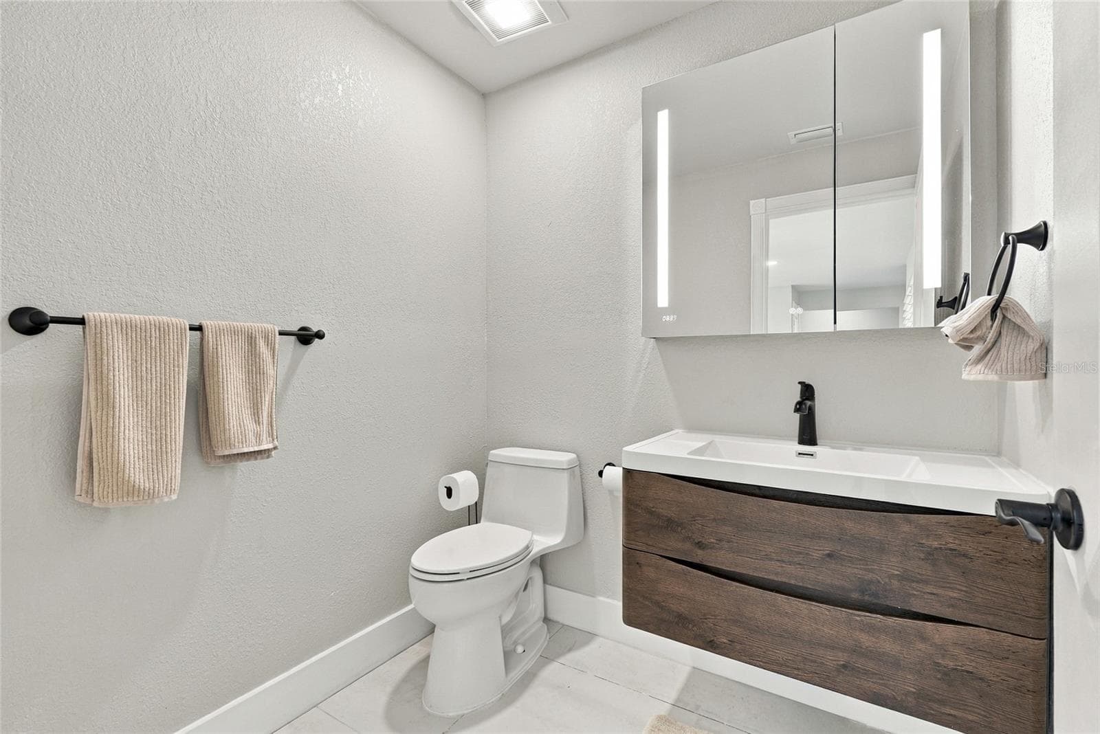 Single Family Residence at 556 JOHNS PASS AVE, MADEIRA BEACH, photo 28 of 44