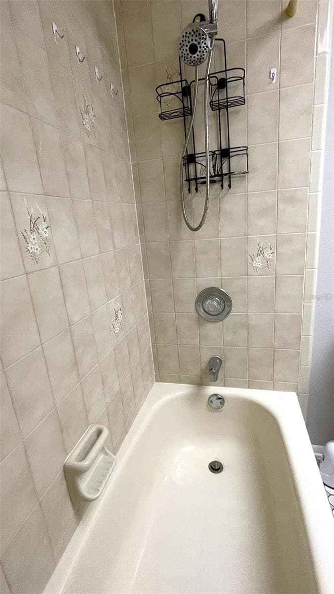 2nd bath - Tub/Shower combo. - 1009 LABELLE TER NW, PORT CHARLOTTE