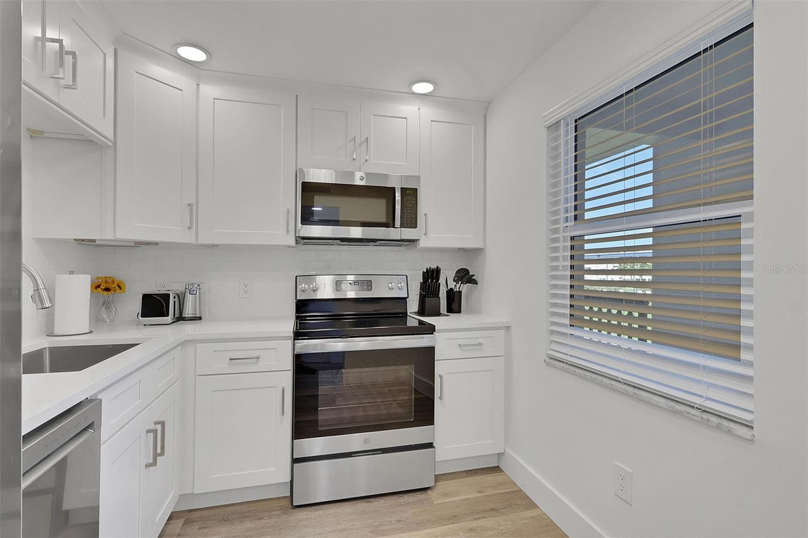 New appliances - 1740 PINE VALLEY DR #213, FORT MYERS