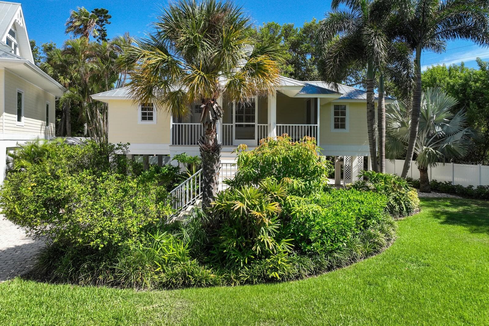 Guest Cottage - 2021 20TH ST W, BOCA GRANDE