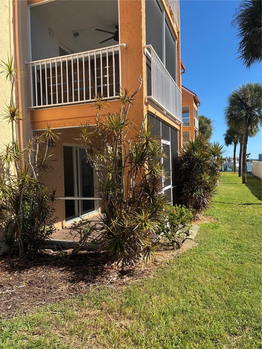Nice screened in porch - 8901 BLIND PASS RD #127, ST PETE BEACH