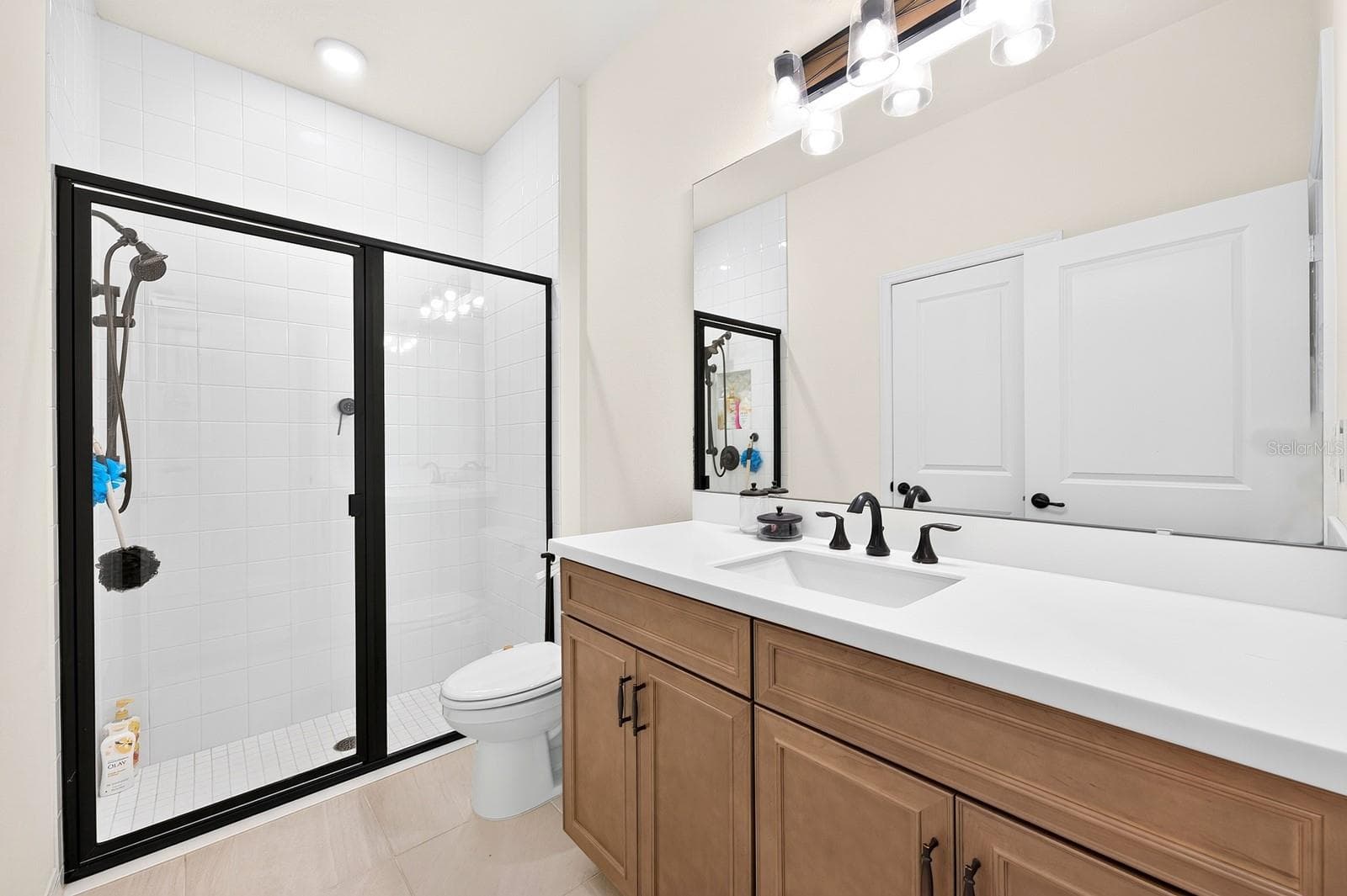 A FIRST-FLOOR BEDROOM and Full Bath provide excellent flexibility for visiting guests, extended family or multigenerational living. - 1785 PETIOLE PL, KISSIMMEE