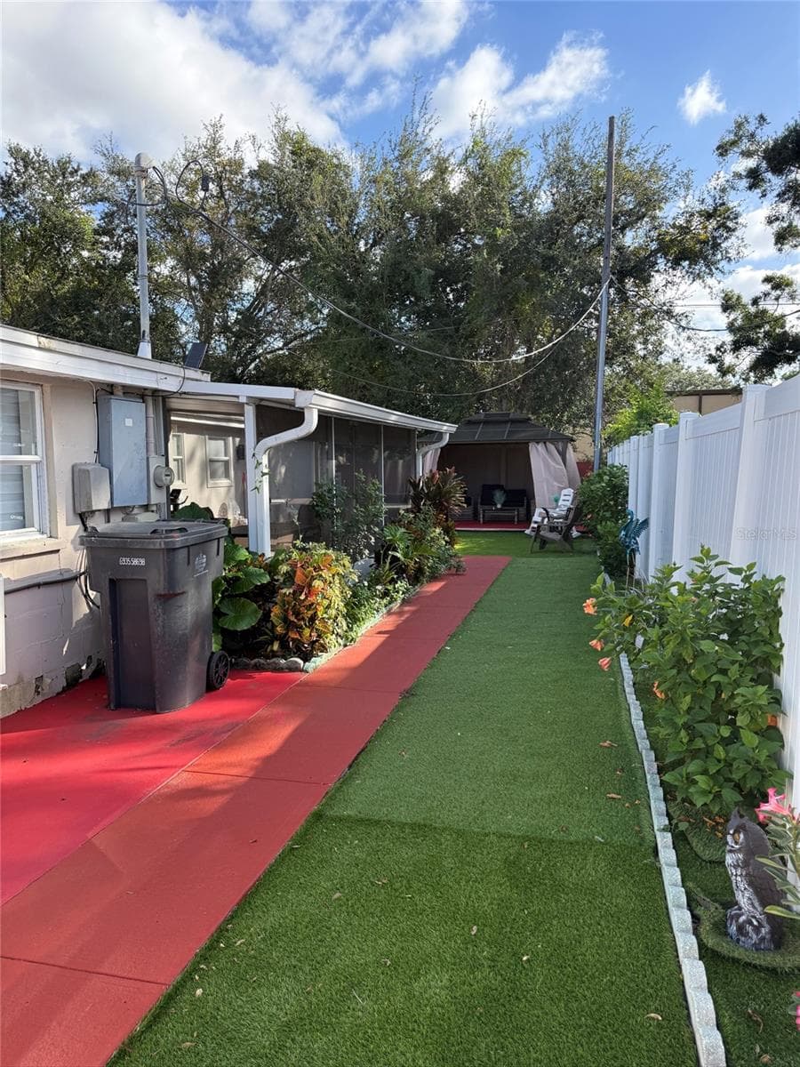 Side Yard and Walkway - 5513 GOLDEN DR, TAMPA