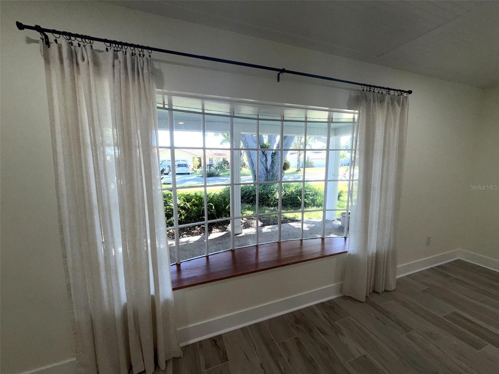 Charming front bay window/window seat - 1874 WATEROAK DR W, CLEARWATER