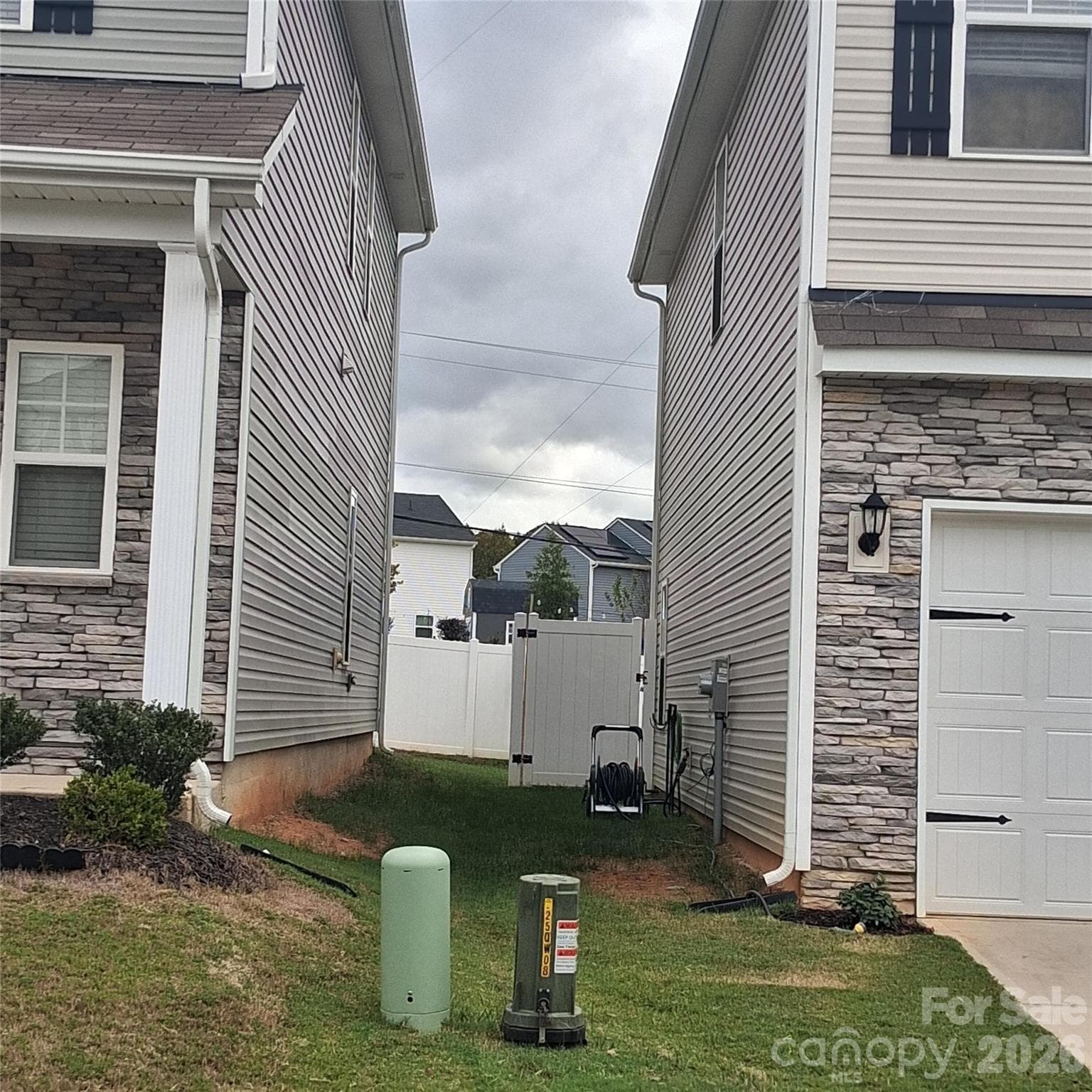 Single Family Residence at 4213 Stoneygreen Lane, Charlotte, photo 4 of 38