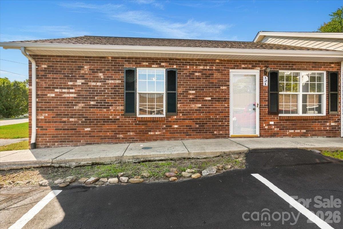 Townhouse at 121 24th Street NW, Hickory, photo 2 of 19
