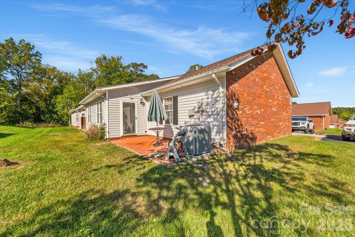 Townhouse at 121 24th Street NW, Hickory, photo 5 of 19