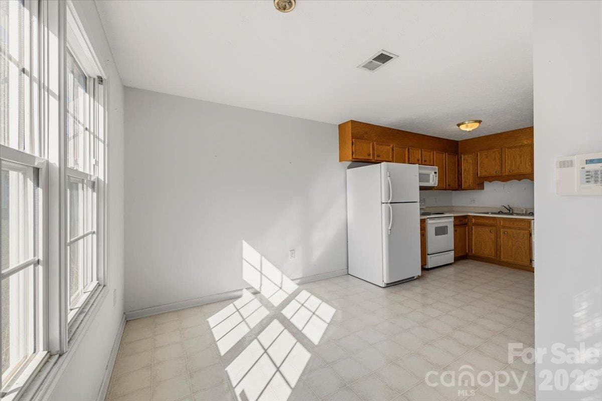 Townhouse at 121 24th Street NW, Hickory, photo 13 of 19