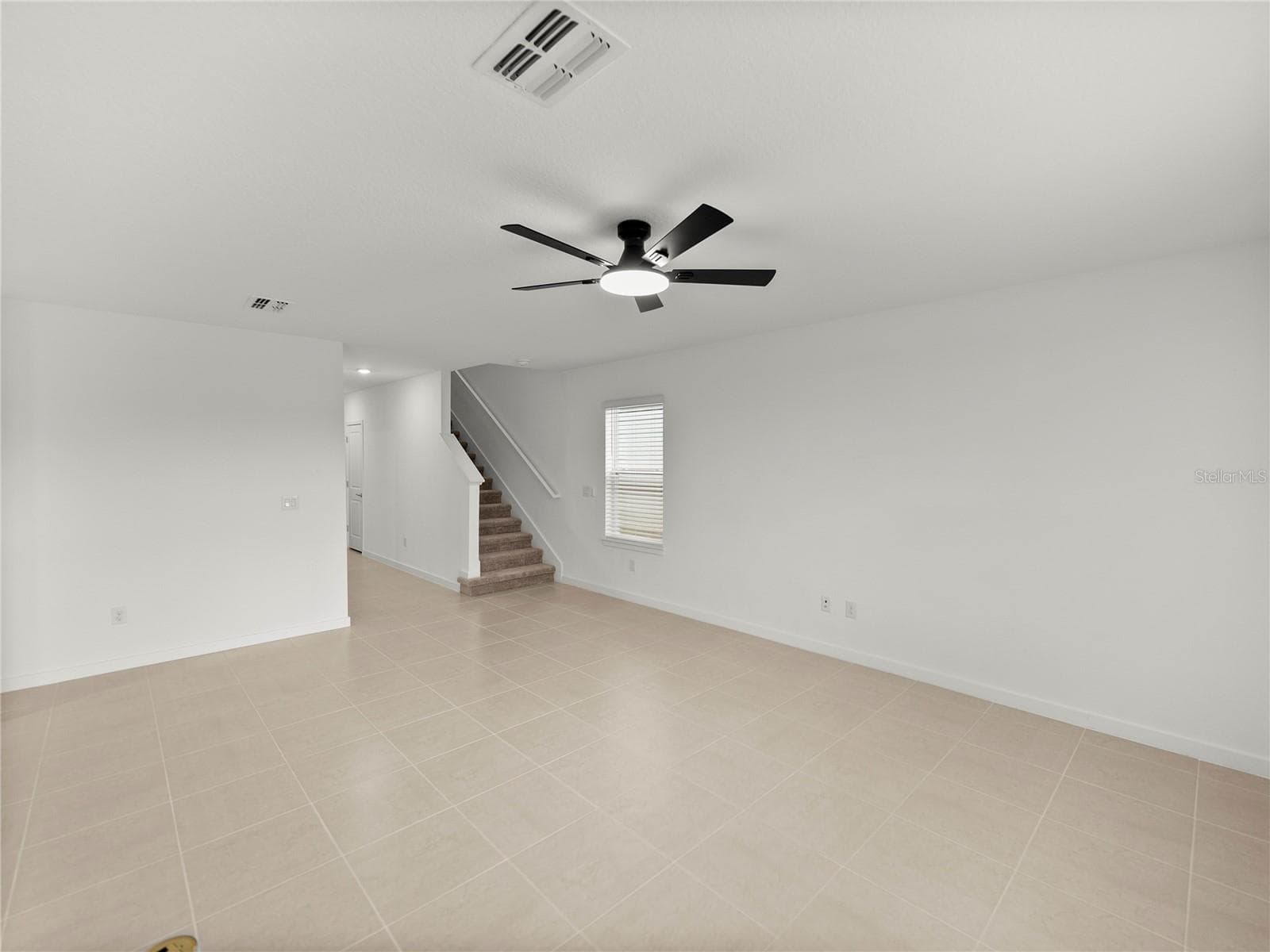 Large Living Area with built in Floor Outlet - 1076 KISTNA DR, ZEPHYRHILLS