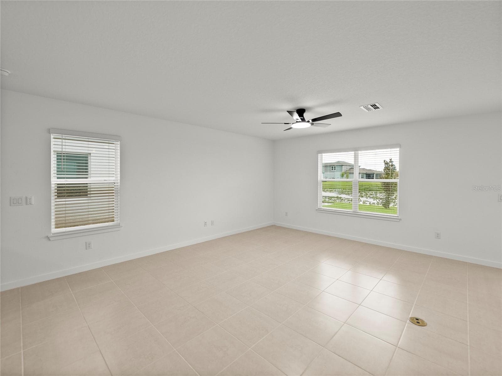 Large Living Area with Convenient Floor Electrical Outlet - 1076 KISTNA DR, ZEPHYRHILLS