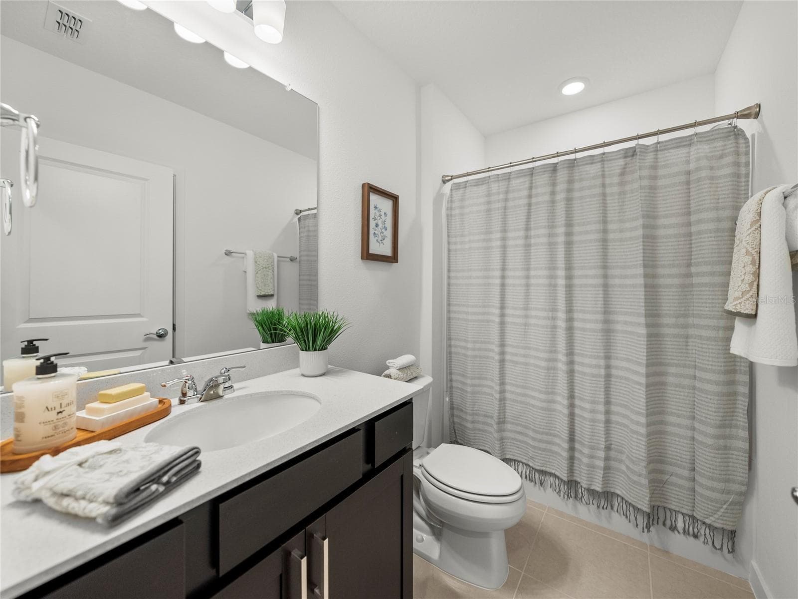 Downstairs Full Bathroom with extended Vanity - 1076 KISTNA DR, ZEPHYRHILLS